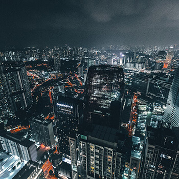 Rośliny na biurko komputerowe: Jak zielenić swoje miejsce pracy i poprawić samopoczucie