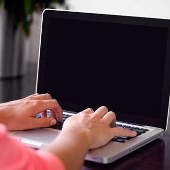 Biurko komputerowe z lastryko – elegancja i funkcjonalność w nowoczesnym biurze